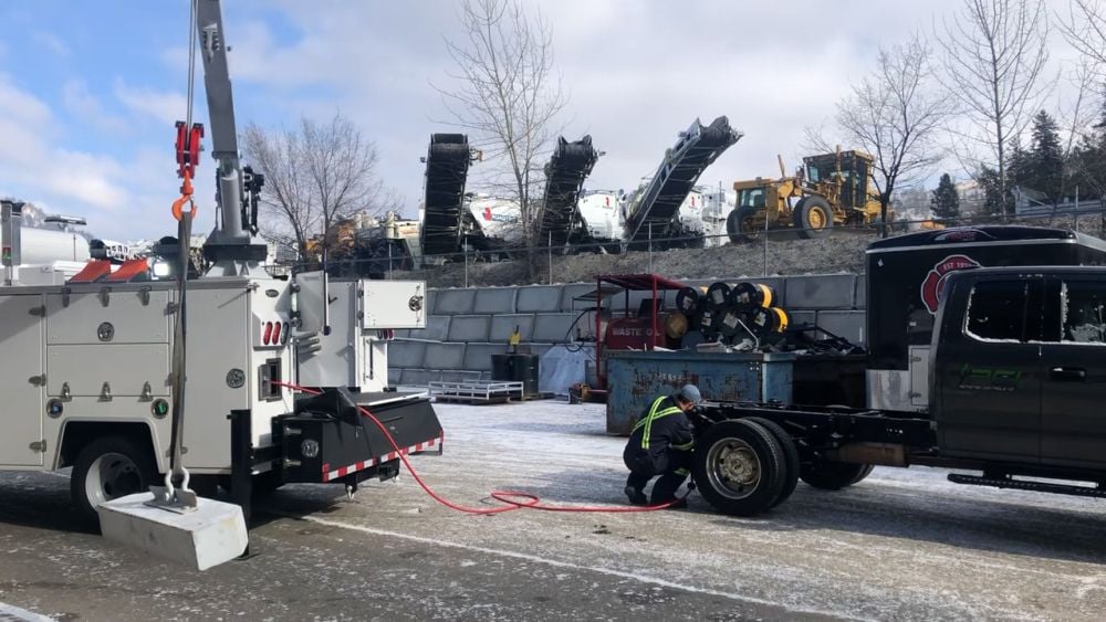 Crane truck with DTM70-H air compressor being used on jobsite