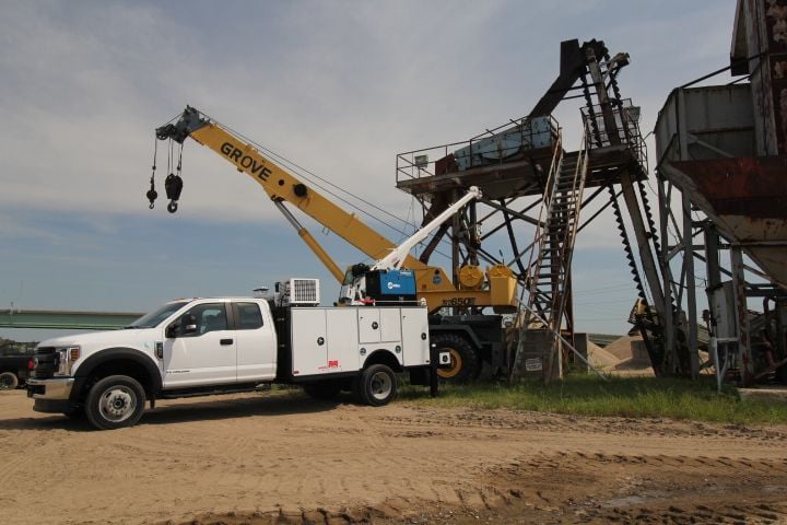 7-series service truck working with hydraulic air compressor