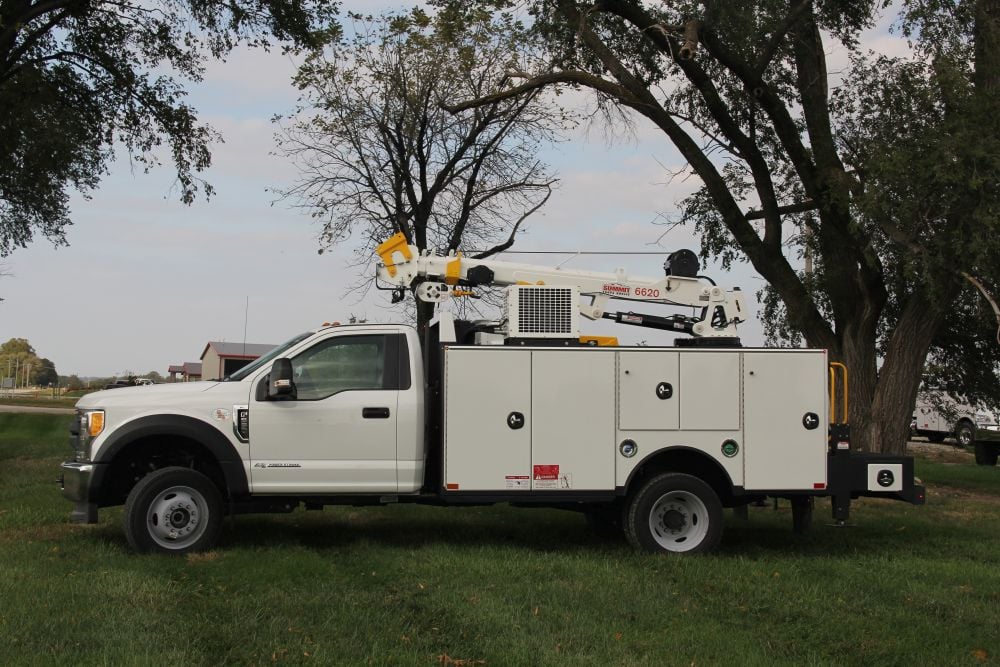 F-550 service truck with hydraulic air compressor