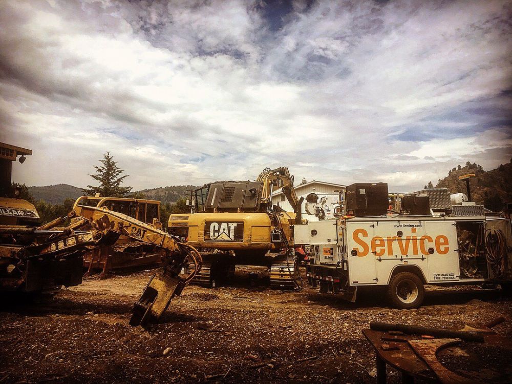 Finning Cat® service truck with Multifunction repairing heavy machinery
