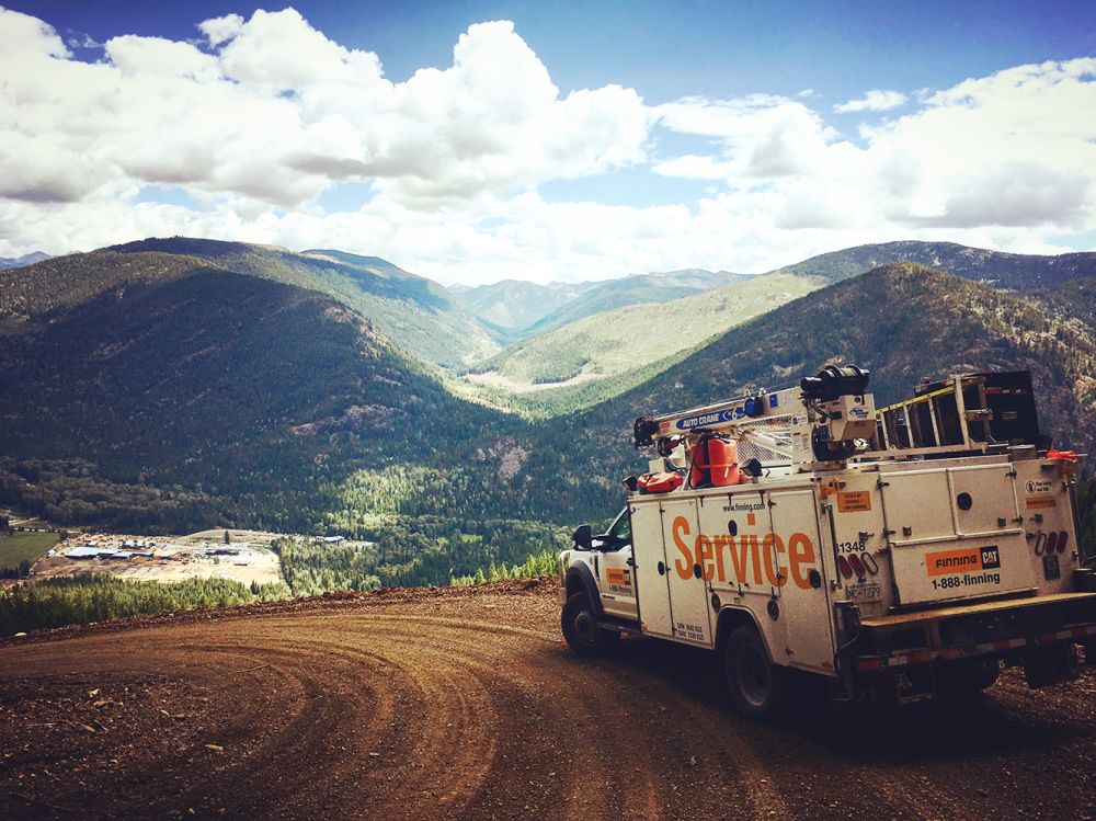 Finning Cat® service truck with Multifunction driving in forestry mountains