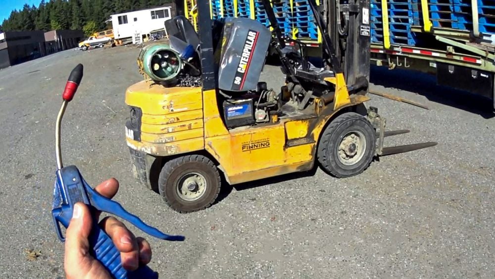 UNDERHOOD40 powers blow gun for forklift repair